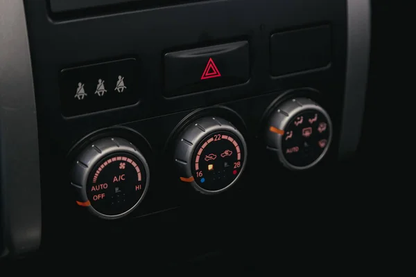 2020年8月25日 日产X线 用车内的空调按钮关闭汽车面板 — 图库照片