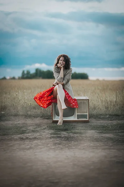 Une Promenade Romantique Une Femme Aux Cheveux Bouclés Robe Rouge — Photo