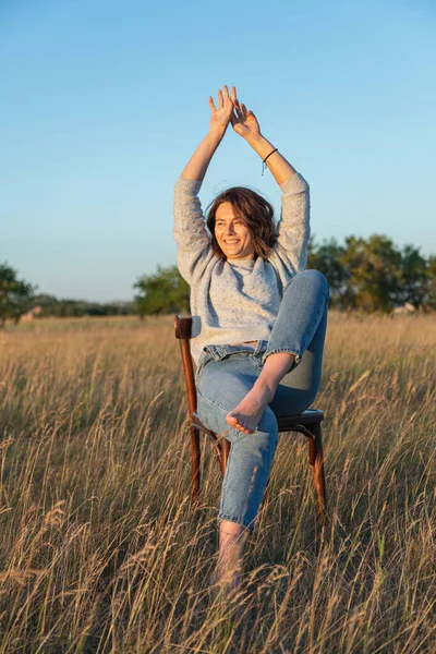 Атмосферный Портрет Молодой Женщины Стильной Одежде Сидящей Стуле Природе Понятие — стоковое фото