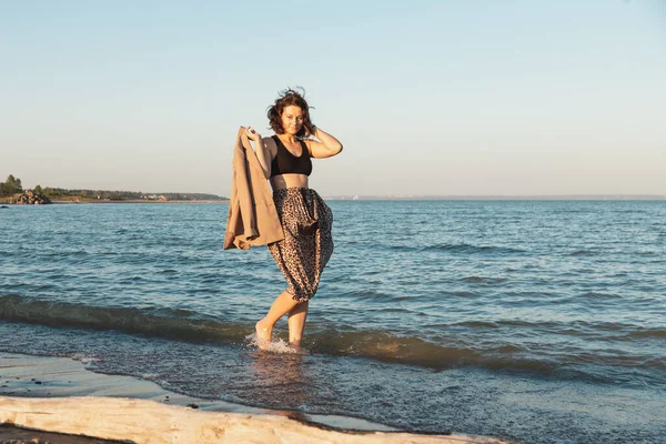 Atmosferyczny Portret Młodej Kobiety Stylowej Spódnicy Płaszczu Spacerującej Plaży Tle — Zdjęcie stockowe