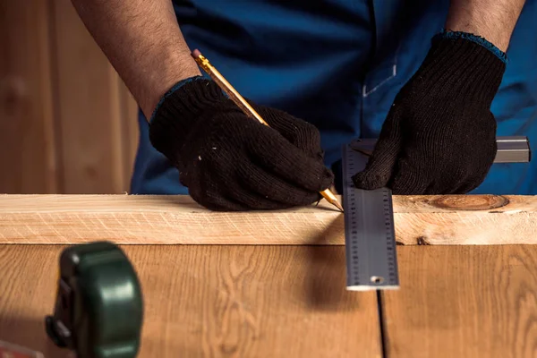 车间中的木制桌子上的产品需要用尺子和铅笔尺寸的男性接缝尺寸的特写 — 图库照片