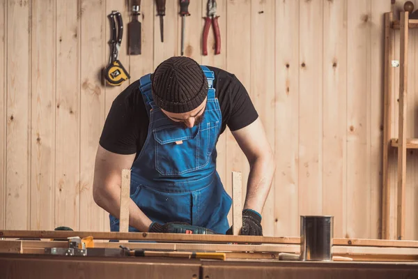 Reparaturkonzepte Für Hause Hautnah Schreinerhandwerk Tischlerhände Bohren Mit Einem Schraubenzieher — Stockfoto