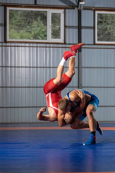 Concepto Lucha Libre Justa Dos Luchadores Greco Romanos Uniforme Rojo — Foto de Stock