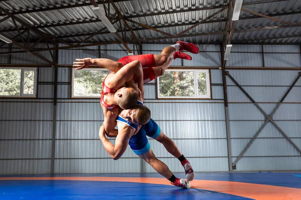 Dos Luchadores Greco Romanos Uniforme Rojo Azul Luchando Una Alfombra — Foto de Stock