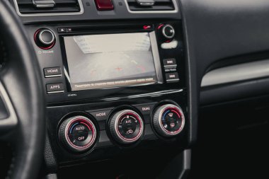 Novosibirsk / Rusya 25 Ağustos 2020: Subaru Forester, arabanın içinde ters kamera ve klima düğmesi olan araç panelini kapatın 
