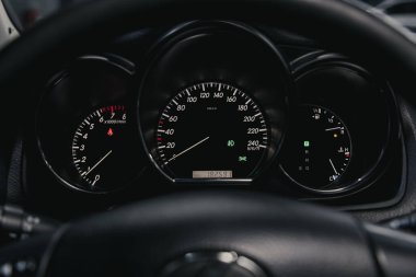 Novosibirsk / Rusya 25 Ağustos 2020: Lexus RX-330, araç gösterge panelinde imza ve sembol. Araba hız göstergesi ve taktik ölçer yakın çekim. Arabanın içi. 