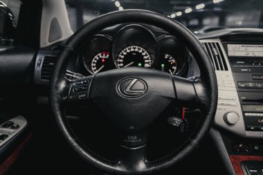 Novosibirsk / Rusya 25 Ağustos 2020: Lexus RX-330, yeni stil bir araba, direksiyon, hız göstergesi, takometre ve diğer ayarlama düğmeleri olan gösterge paneli 