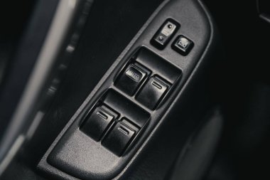 Novosibirsk / Rusya 25 Ağustos 2020: Toyota RAV-4, modern otomobilin iç mimarisi. Yan kapı düğmeleri: pencere, ayna ayarlama düğmeleri, kapı kilidi. Araba içeride. 