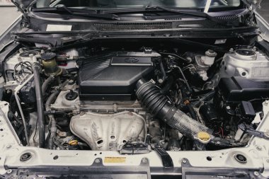 Novosibirsk / Rusya 25 Ağustos 2020: Toyota RAV-4, araç motorunun ön görüntüsünü kapatın. İçten yanmalı motor, araba parçaları, ayrıştırma