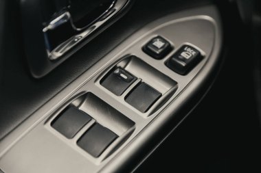 Novosibirsk / Rusya 25 Ağustos 2020: Mitsubushi Pajero, modern otomobilin iç mimarisi. Yan kapı düğmeleri: pencere, ayna ayarlama düğmeleri, kapı kilidi. Araba içeride. 