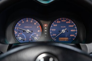 Novosibirsk / Rusya 25 Ağustos 2020: Honda HR-V, araba gösterge panelinde imza ve sembol. Araba hız göstergesi ve taktik ölçer yakın çekim. Arabanın içi. 
