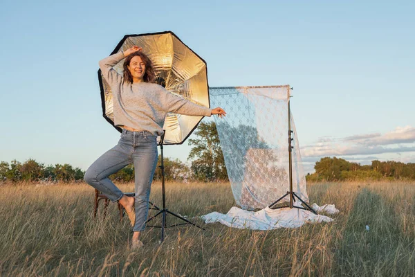 Bella Fresca Giovane Donna Possedendo All Aperto Campo Indossando Maglione — Foto Stock