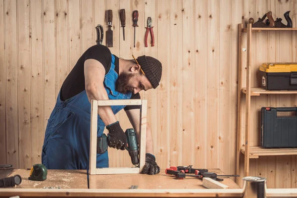 Reparaturkonzepte Für Hause Hautnah Schreinerhandwerk Tischlerhände Bohren Mit Einem Schraubenzieher — Stockfoto