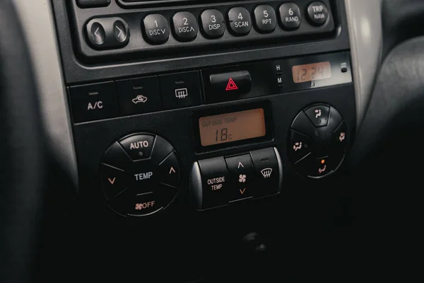 2020年8月25日 丰田Rav 关闭汽车面板 车内装有空调按钮 — 图库照片