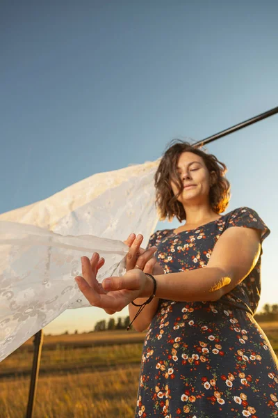 Ziemlich Frische Junge Frau Sitzt Draußen Auf Dem Feld Und — Stockfoto