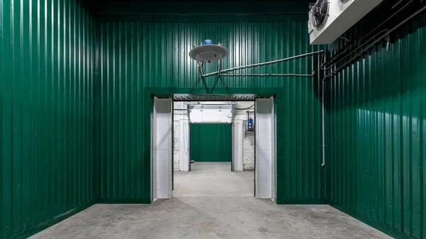 Εσωτερικό Αποθήκης Από Πράσινο Μεταλλικό Προφίλ Τσιμεντένιο Δάπεδο Και Κλιματισμό — Φωτογραφία Αρχείου