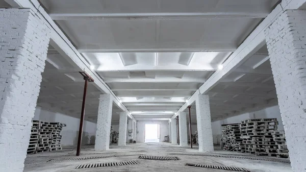 Εσωτερικό Βιομηχανικού Κτιρίου Λευκούς Τοίχους Από Τούβλα Δάπεδο Από Σκυρόδεμα — Φωτογραφία Αρχείου