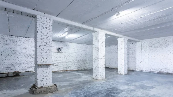 Interior Del Edificio Industrial Con Paredes Ladrillo Blanco Suelo Hormigón —  Fotos de Stock