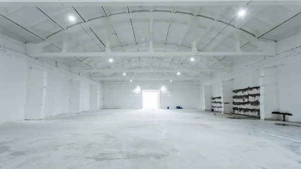 Εσωτερικό Μιας Τεράστιας Βιομηχανικής Αποθήκης Από Λευκά Τούβλα Ψηλή Οροφή — Φωτογραφία Αρχείου