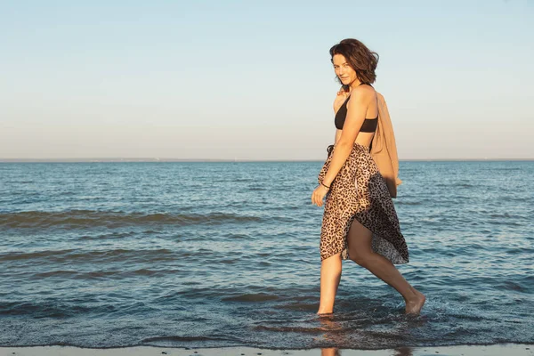 Атмосферный Портрет Молодой Женщины Стильной Юбке Пальто Прогуливающейся Пляжу Заднем — стоковое фото