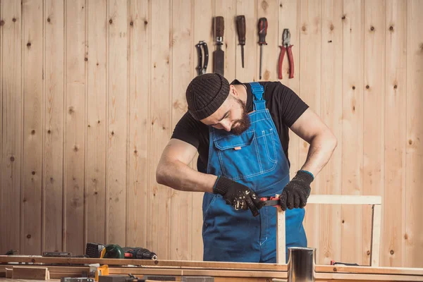 Tischler Arbeiten Mit Holz Der Mann Fertigt Einen Holzrahmen Bau — Stockfoto