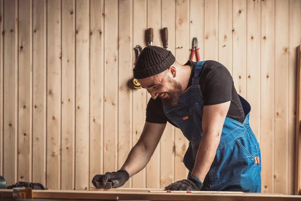 Falegname Esperto Abiti Lavoro Piccolo Proprietario Buiness Che Lavora Laboratorio — Foto Stock