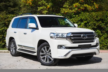 Novosibirsk / Rusya 28 Ağustos 2020: beyaz Toyota Land Cruiser 200, yan görüş. Güneşli bir günde Novosibirsk 'te otoparkta Japonya' da yapılan yeni pahalı bir cip. 