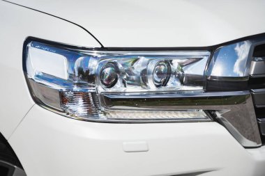 Novosibirsk / Rusya 28 Ağustos 2020: Toyota Land Cruiser 200, Detaylı aracın güzelliği: beyaz SUV 'nin temiz farları