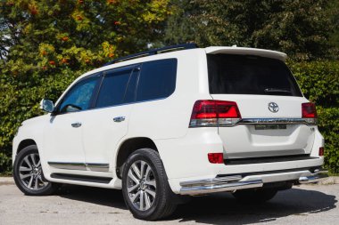 Novosibirsk / Rusya 28 Ağustos 2020: beyaz Toyota Land Cruiser 200, yan görüş. Güneşli bir günde Novosibirsk 'te otoparkta Japonya' da yapılan yeni pahalı bir cip. 