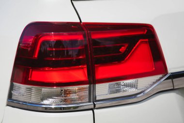 Novosibirsk / Rusya 28 Ağustos 2020: Toyota Land Cruiser 200, Ayrıntılı aracın kapanışı: güzellik, beyaz SUV 'nin arka farları