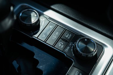 Novosibirsk / Rusya 28 Ağustos 2020: Toyota Land Cruiser 200, direksiyon kontrolü, süspansiyon ve çekiş kontrolü ile modern merkezi konsolun yakın çekimi  