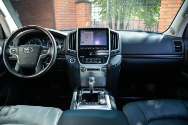 Novosibirsk / Rusya 28 Ağustos 2020: Toyota Land Cruiser 200, gösterge paneli, oyuncu, logo ve düğmeli direksiyon, hız göstergesi ve taktik ölçer