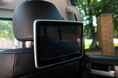 Novosibirsk / Rusya 28 Ağustos 2020: Toyota Land Cruiser 200, TV arka koltuğu izleme monitörü 