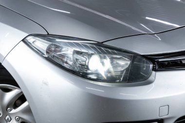 Novosibirsk / Rusya 01 Ağustos 2020: Renault Fluence, Gri SUV 'nin güzel ve temiz farları