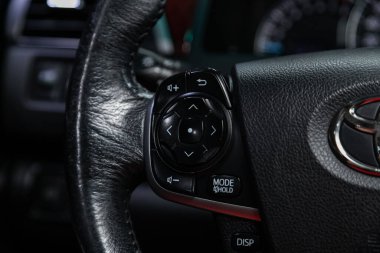 Novosibirsk / Rusya 01 Ağustos 2020: Toyota Camry, direksiyon, Müzik, Kontrol Sistemi Fonksiyonu ve arabadaki sesli telefon. modern araba iç mimarisi
