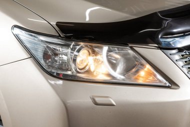 Novosibirsk / Rusya 01 Ağustos 2020: Toyota Camry, bej rengi SUV 'nin güzel, temiz farları