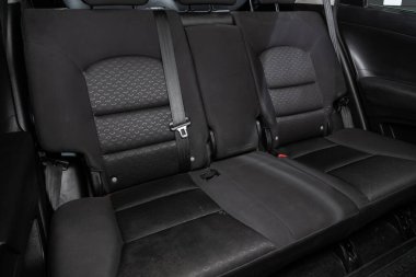 Novosibirsk / Rusya 01 Ağustos 2020: Ssang Yong Action, siyah iç tasarım, araç yolcuları ve emniyet kemerli sürücü koltukları. 