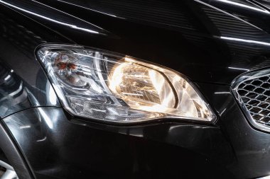 Novosibirsk / Rusya 01 Ağustos 2020: Ssang Yong Action, Siyah SUV 'nin güzel, temiz farları