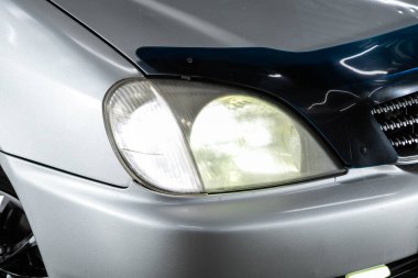 Novosibirsk / Rusya 01 Ağustos 2020: Toyota Nadia, Gri SUV 'nin güzel farları