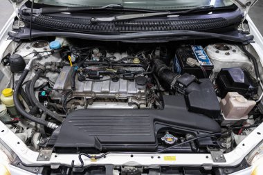 Novosibirsk / Rusya 01 Ağustos 2020: Mazda Premacy, temiz bir motor bloğunu kapatın. İçten yanmalı motor, araba parçaları, ayrıştırma