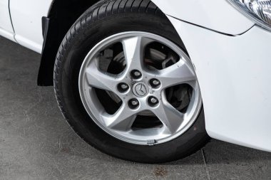 Novosibirsk / Rusya 1 Ağustos 2020: Mazda Premacy, alaşımlı tekerlekli araba tekerleği ve yakın çekimde yeni lastik. Tekerlek ayarlama diski