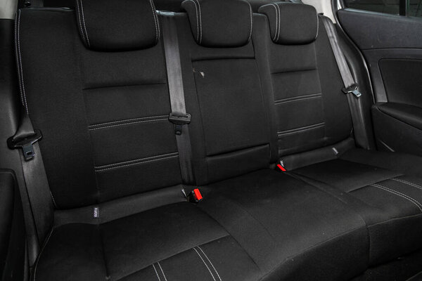 Новосибирск / Россия 01 августа 2020: Renault Fluence, черный дизайн интерьера, легковые и водительские сиденья с ремнями безопасности. 