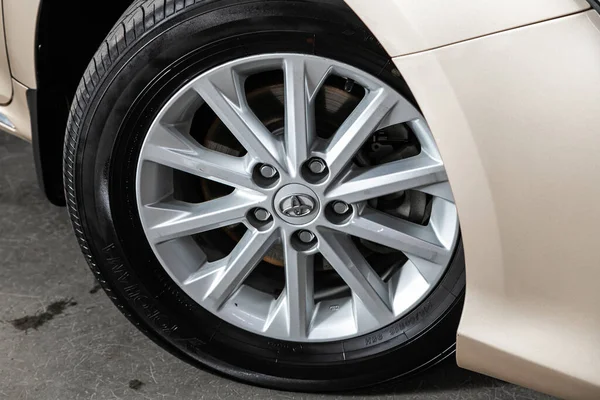 Novoszibirszk Oroszország Augusztus 2020 Toyota Camry Car Wheel Alloy Wheel — Stock Fotó