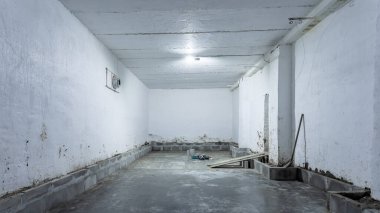 Malları depolamak için tavanı yüksek beyaz tuğlalardan yapılmış büyük bir sanayi deposunun içi. Malların ithalatçılar, ihracatçılar, toptancılar, nakliye şirketleri ve gümrüklerin depolama kavramı