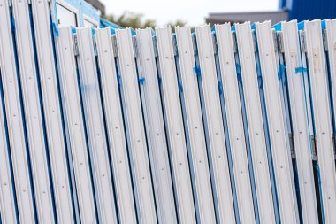 yakın çekim plastik pencereler yan görünümde dururlar.