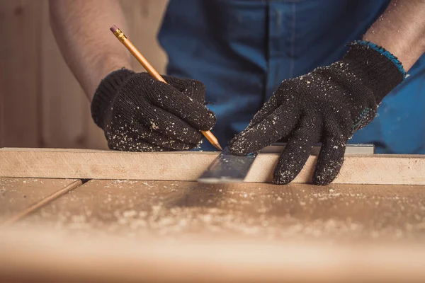 Den Tischler Mit Bleistift Und Maßband Auf Einem Holzbrett Auf — Stockfoto