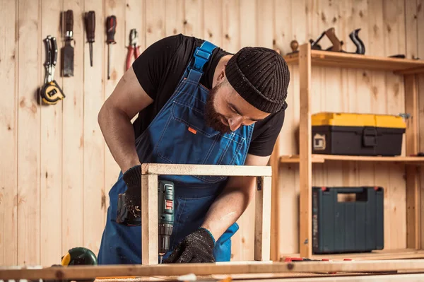 Carpintero Trabajando Con Destornillador Eléctrico Atornillando Madera Instalar Reparar Estructuras — Foto de Stock