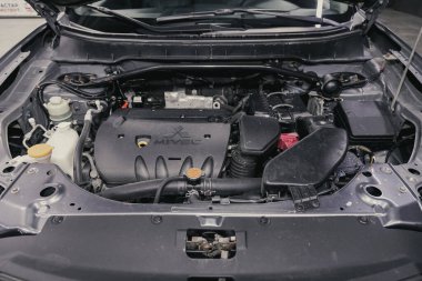 Novosibirsk, Rusya 07 Ağustos 2020: Mitsubishi Outlander XL, temiz bir motor bloğunu kapatın. İçten yanmalı motor, araba parçaları, ayrıştırma