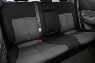 Novosibirsk, Rusya 07 Ağustos 2020: Mitsubishi L200, yardım aracı içeride. Arabanın içi temiz: siyah arka koltuklar, başlıklar ve kemer. 