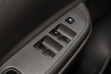 Novosibirsk, Rusya 07 Ağustos 2020: Mitsubishi L200, modern otomobilin iç mimarisi. Yan kapı düğmeleri: pencere, ayna ayarlama düğmeleri, kapı kilidi. Araba içeride. 